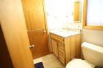 Full Upstairs shared Bathroom in Pet Friendly Vacation Home